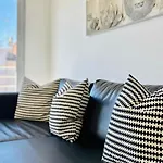 Central 2 Bed Apartment In Antibes Walk To Beach & Old Town!