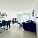 Central 2 Bed Apartment In Antibes Walk To Beach & Old Town!