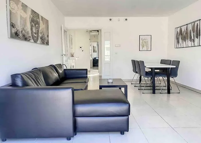 Central 2 Bed Apartment In Antibes Walk To Beach & Old Town!